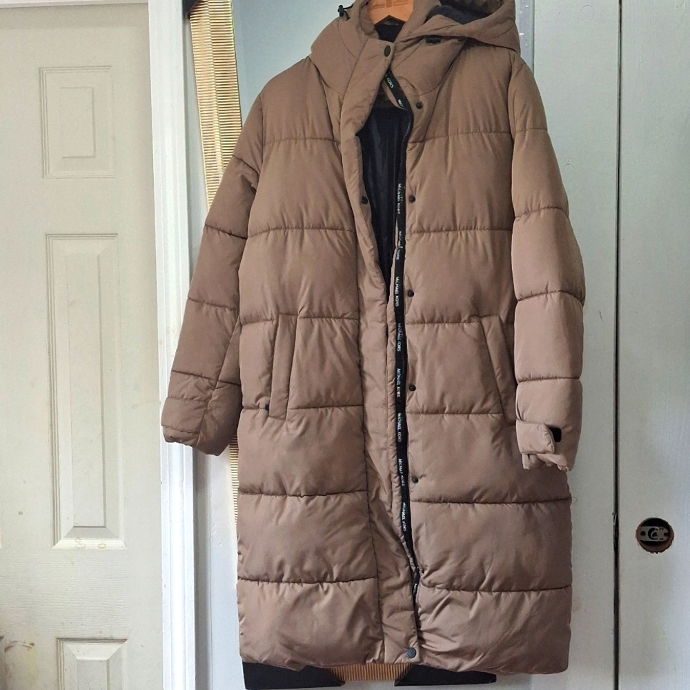 Michael kors coat completely in excellent condition used only once size M